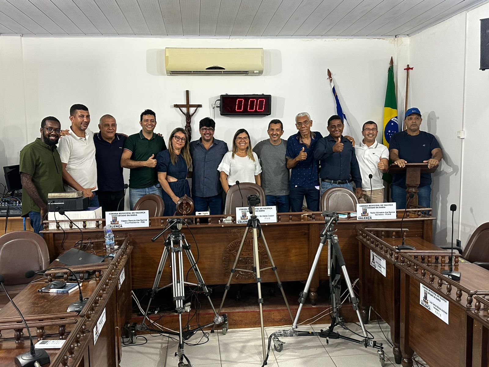 Novos vereadores participam de reunião para capacitação legislativa.